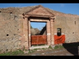 05588 ostia - regio iii - cardo degli aurighi - horrea (iii,ii,6) - eingang.jpg